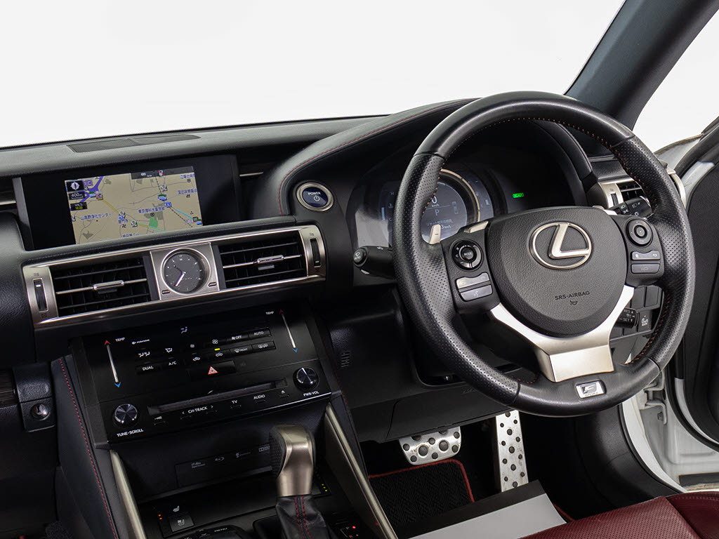 ★使いやすさや安全性を追求したステアリン
グ周り！高級車ゆえにスイッチ類が多いのも
特徴ですね！考え尽くされた配置ですぐに使
いこなす事が出来ますのでご安心下さい！是
非、体感してみて下さい！！