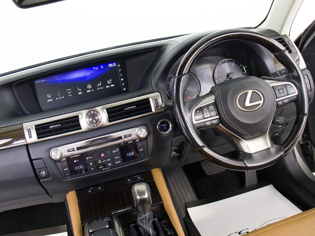 使いやすさや安全性を追求したステアリング
周り！高級車ゆえにスイッチ類が多いのも特
徴ですね！考え尽くされた配置ですぐに使い
こなす事が出来ますのでご安心下さい！是非
、体感してみて下さい！！