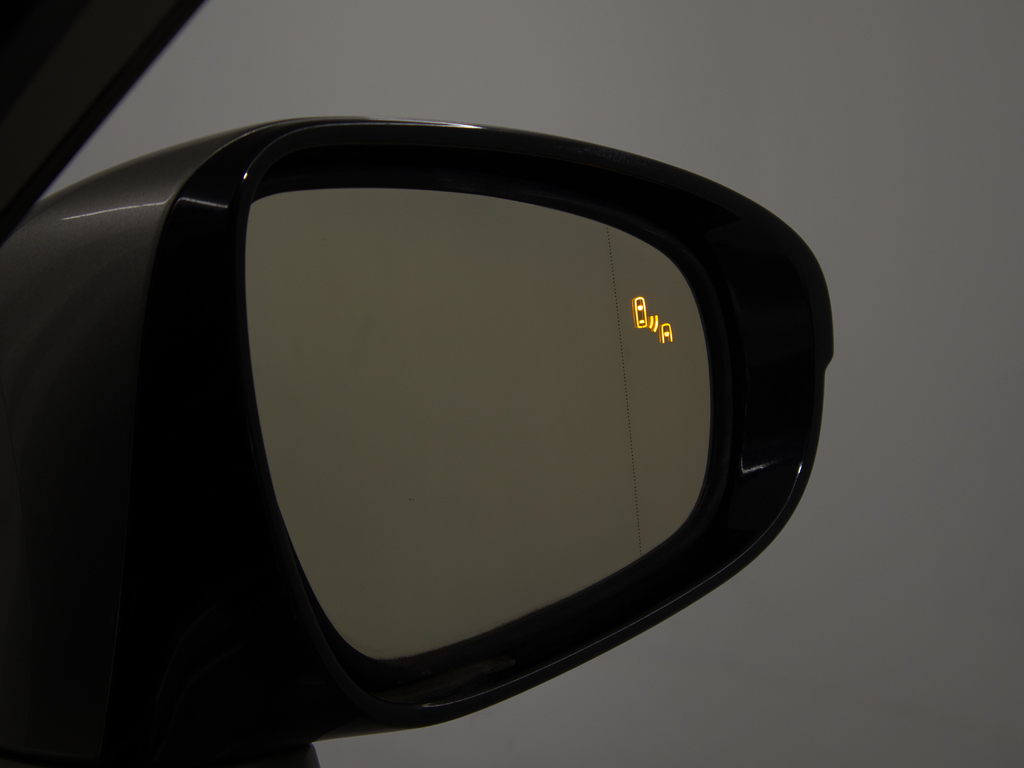 ＢＳＭ（ブラインドスポットモニタ）！隣の
車線を走る車両をレーダーで検知し、ドアミ
ラーでは確認しにくい後側方エリアに存在す
る車両に加えて、急接近してくる車両も検知
します。