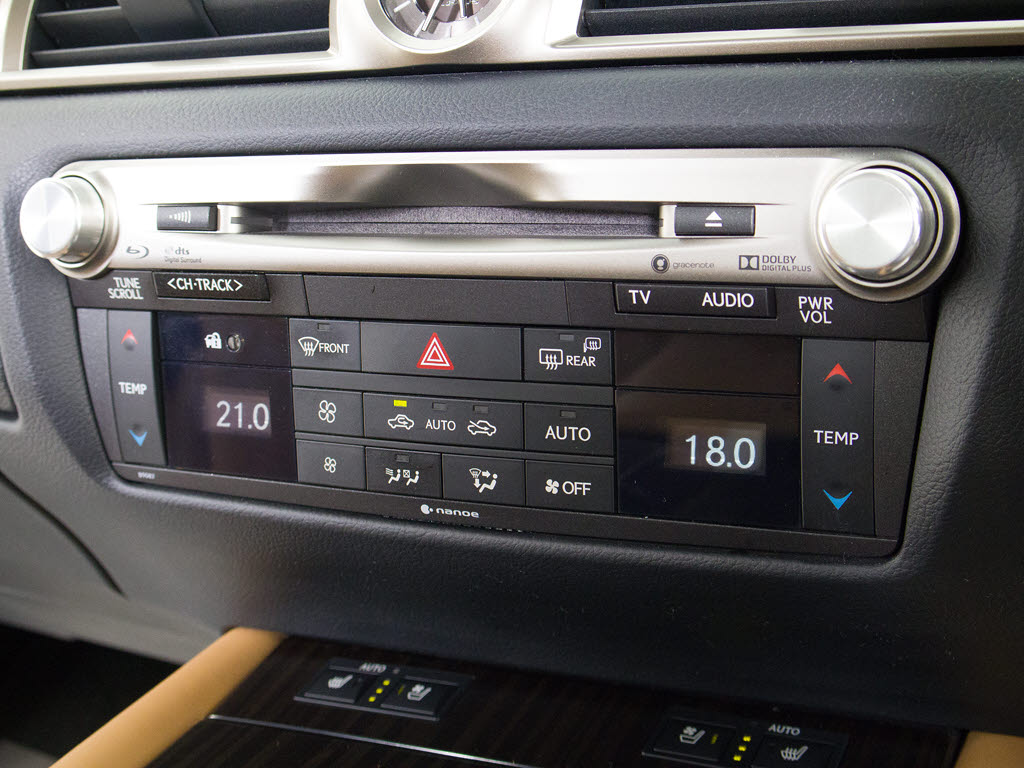 ＣＤはもちろんの事、ＤＶＤ，Ｂｌｕ－ｒａ
ｙ再生も可能です。フルセグ地デジにも対応
しさらにＢｌｕｅｔｏｏｔｈにも対応してお
ります
