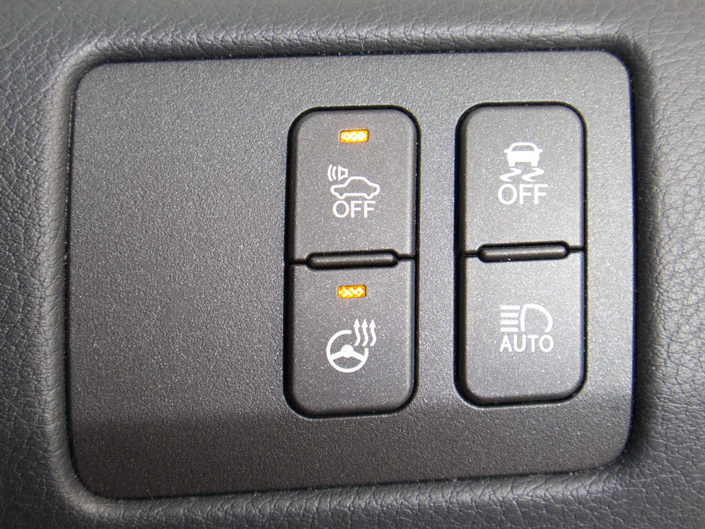 使いやすさや安全性を追求したステアリング
周り！高級車ゆえにスイッチ類が多いのも特
徴ですね！考え尽くされた配置ですぐに使い
こなす事が出来ますのでご安心下さい！是非
、体感してみて下さい！！