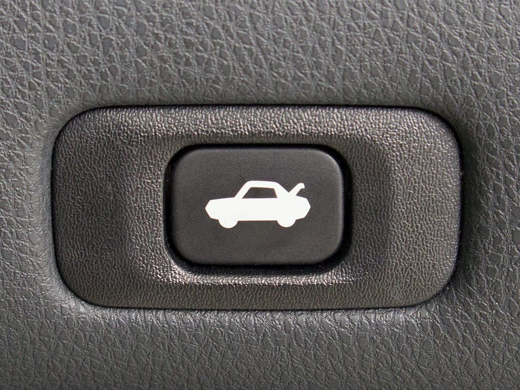 ボタン一つでトランクオープンが可能！車内
から操作できる為、非常に便利な装備の一つ
となります！