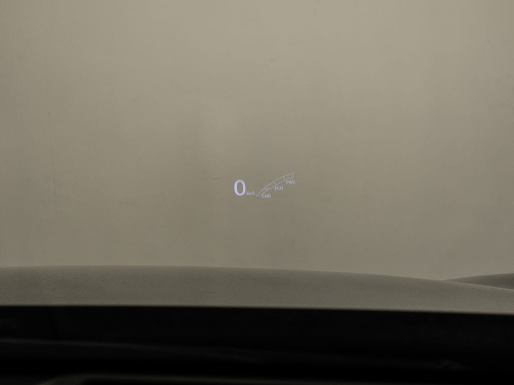 ヘッドアップ・ディスプレイ（HUD）現在の
スピードや、前方の車線情報など、運転に必
要な情報を、目の前のウインドウガラスに表
示する機能です。これにより、目線の移動が
少なく済み、安全です。