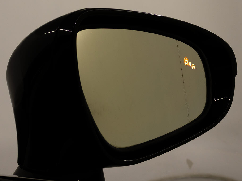 BSM(ブラインドスポットモニタ)！隣の車線
を走る車両をレーダーで検知し、ドアミラー
では確認しにくい後側方エリアに存在する車
両に加えて、急接近してくる車両も検知しま
す。