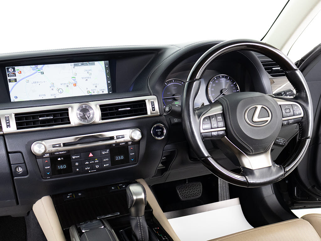 ★使いやすさや安全性を追求したステアリン
グ周り！高級車ゆえにスイッチ類が多いのも
特徴ですね！考え尽くされた配置ですぐに使
いこなす事が出来ますのでご安心下さい！是
非、体感してみて下さい！！