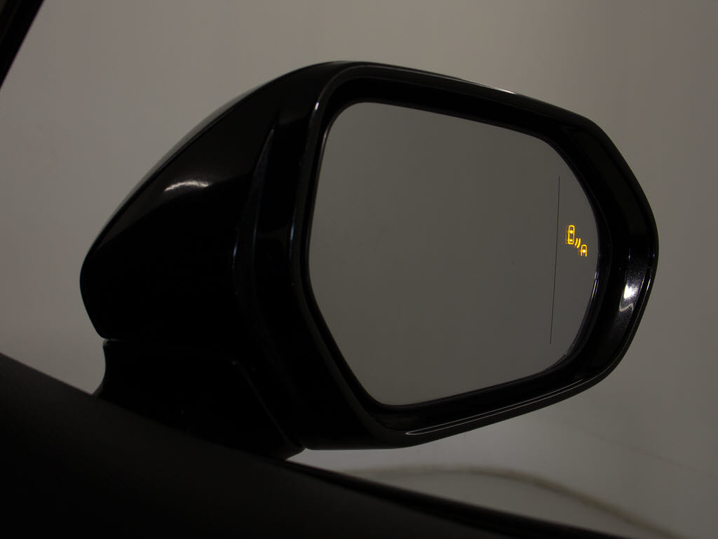 ＢＳＭ（ブラインドスポットモニタ）！隣の
車線を走る車両をレーダーで検知し、ドアミ
ラーでは確認しにくい後側方エリアに存在す
る車両に加えて、急接近してくる車両も検知
します。