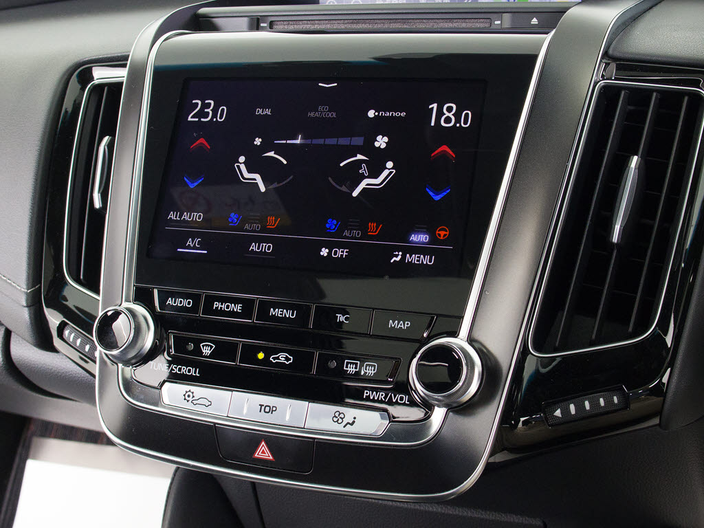 使いやすさや安全性を追求したステアリング
周り！高級車ゆえにスイッチ類が多いのも特
徴ですね！考え尽くされた配置ですぐに使い
こなす事が出来ますのでご安心下さい！是非
、体感してみて下さい！！