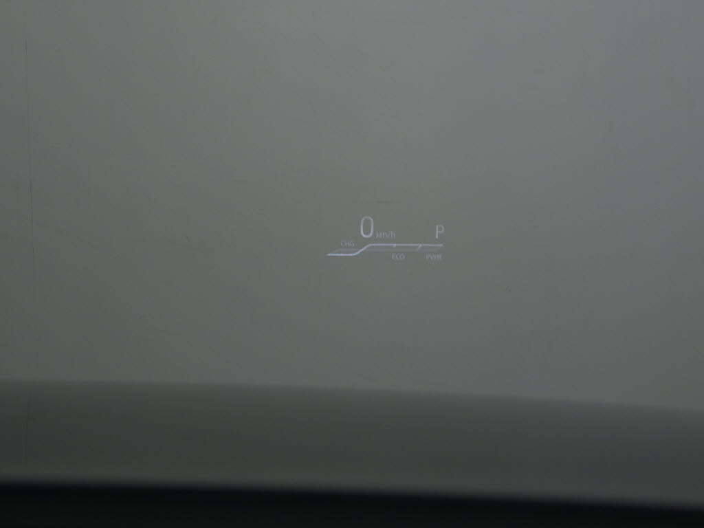 ヘッドアップディスプレイ(HUD)付！、フロ
ントウインドウガラスに運転支援システムの
作動状況や走行に関するさまざまな情報を表
示することができます。
