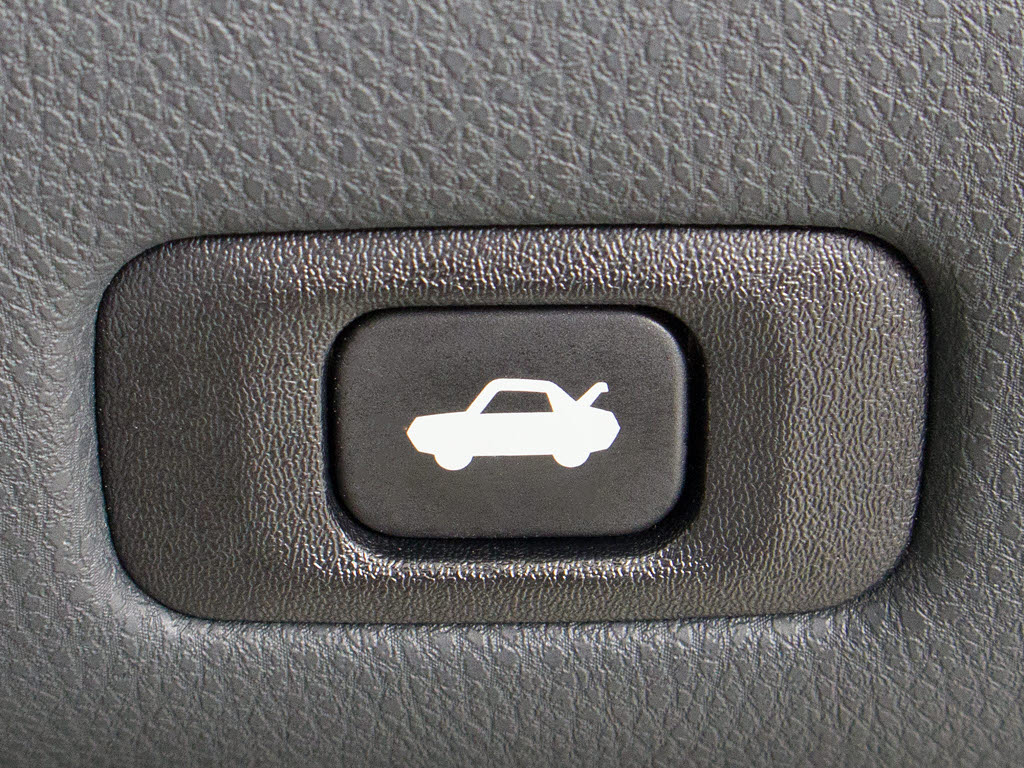 ボタン一つでトランクオープンが可能！車内
から操作できる為、非常に便利な装備の一つ
となります！