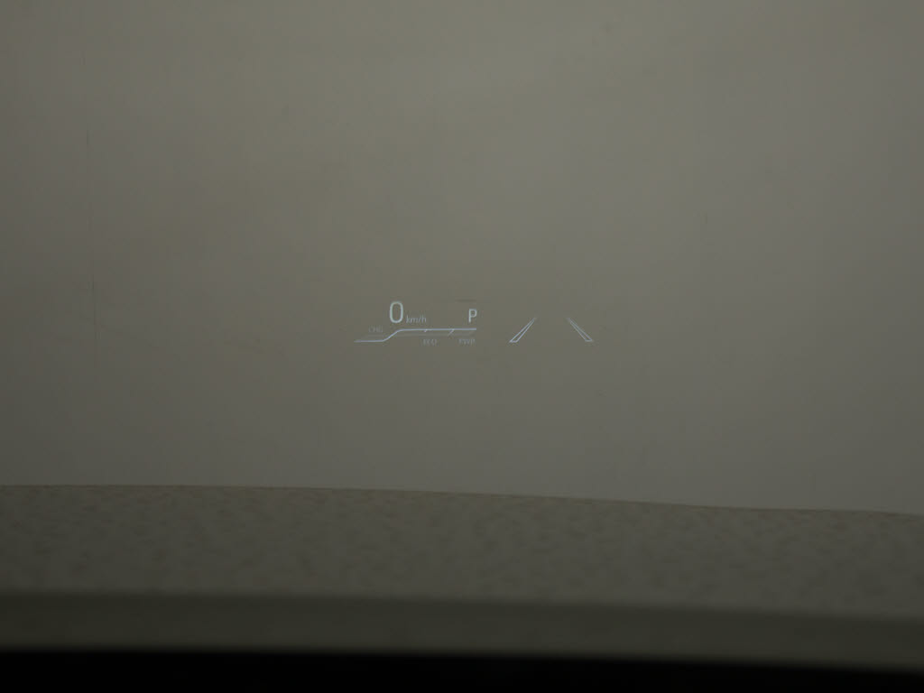 ヘッドアップディスプレイ（ＨＵＤ）付！、
フロントウインドウガラスに運転支援システ
ムの作動状況や走行に関するさまざまな情報
を表示することができます。
