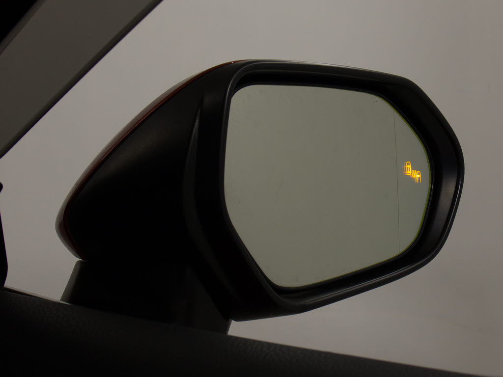 ＢＳＭ（ブラインドスポットモニタ）！隣の
車線を走る車両をレーダーで検知し、ドアミ
ラーでは確認しにくい後側方エリアに存在す
る車両に加えて、急接近してくる車両も検知
します。