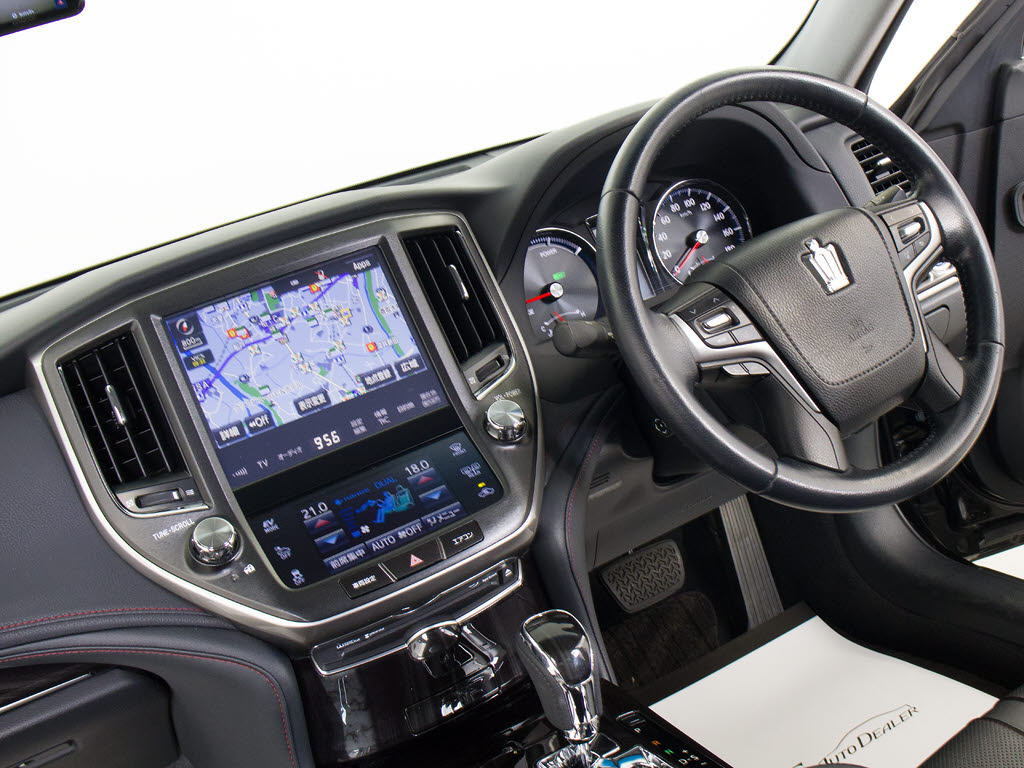 使いやすさや安全性を追求したステアリング
周り！高級車ゆえにスイッチ類が多いのも特
徴ですね！考え尽くされた配置ですぐに使い
こなす事が出来ますのでご安心下さい！是非
、体感してみて下さい！！
