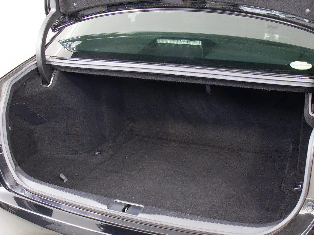トランクが狭いと思っておりませんか？実際
は大容量トランクです！旅行等の長距離ドラ
イブも快適です！また、屋根付きスペースを
完備しておりますので、夜間でも、雨でも雪
の日だってゆっくりご覧頂けます。