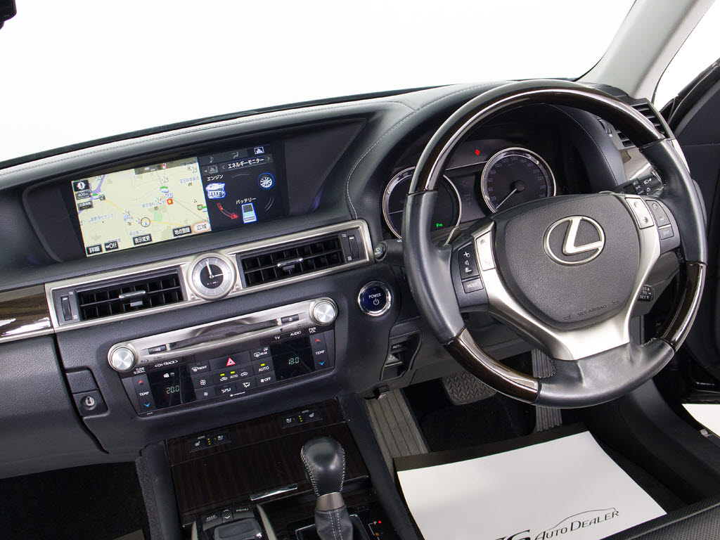 使いやすさや安全性を追求したステアリング
周り！高級車ゆえにスイッチ類が多いのも特
徴ですね！考え尽くされた配置ですぐに使い
こなす事が出来ますのでご安心下さい！是非
、体感してみて下さい！！