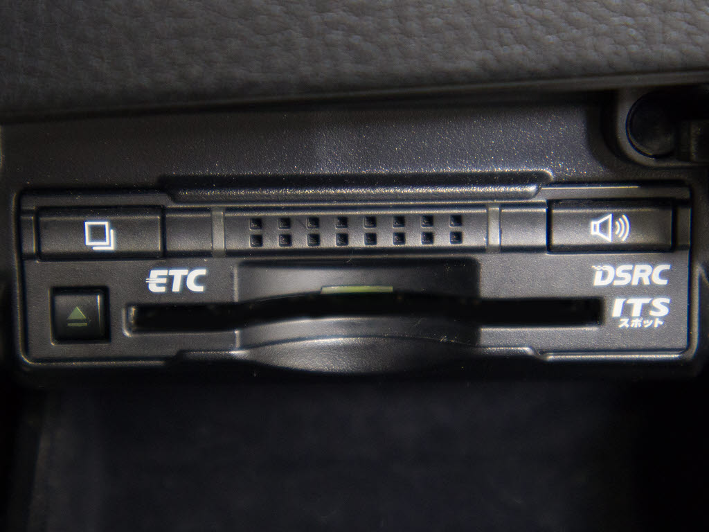 ★ＥＴＣ（ＤＳＲＣ）が装備されています！
！社外品とは違い収まりの良いデザインが人
気！高速道路を利用する際は必需品ですよね
！！ストレス無く料金所を通過出来ます！！