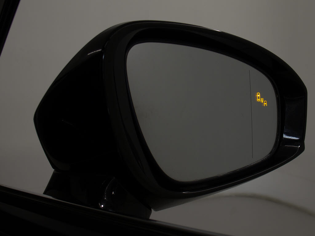 ＢＳＭ（ブラインドスポットモニタ）！隣の
車線を走る車両をレーダーで検知し、ドアミ
ラーでは確認しにくい後側方エリアに存在す
る車両に加えて、急接近してくる車両も検知
します。