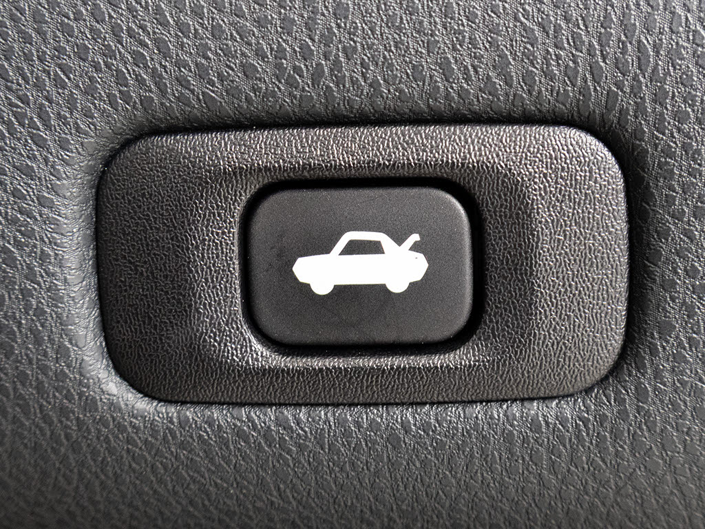 ボタン一つでトランクオープンが可能！車内
から操作できる為、非常に便利な装備の一つ
となります！