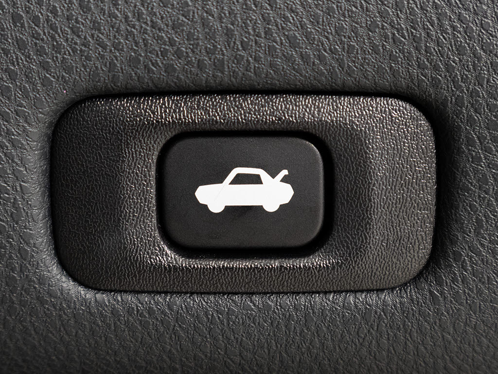 ボタン一つでトランクオープンが可能！車内
から操作できる為、非常に便利な装備の一つ
となります！
