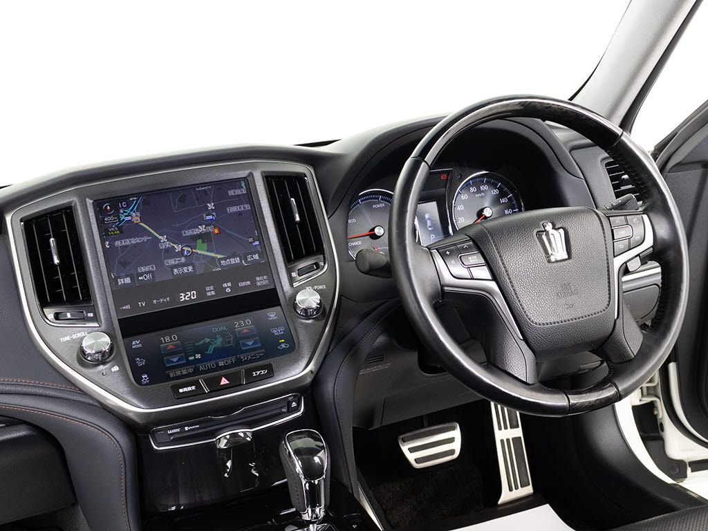 使いやすさや安全性を追求したステアリング
周り！高級車ゆえにスイッチ類が多いのも特
徴ですね！考え尽くされた配置ですぐに使い
こなす事が出来ますのでご安心下さい！是非
、体感してみて下さい！！