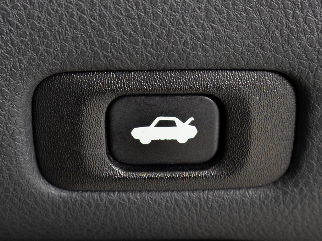 ボタン一つでトランクオープンが可能！車内
から操作できる為、非常に便利な装備の一つ
となります！